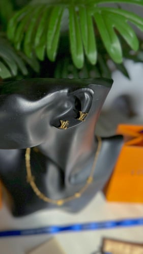 طقم سلسال وحلق لويس فيتون