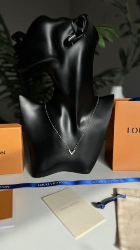 طقم سلسال وحلق لويس فيتون