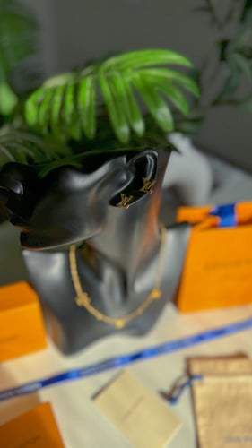 طقم سلسال وحلق لويس فيتون