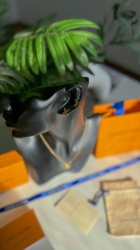 طقم سلسال وحلق لويس فيتون