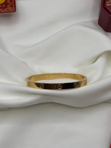 اسوارة كارتير Love ذهبي