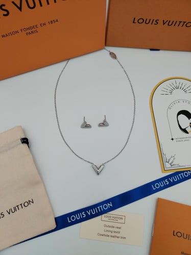 طقم سلسال وحلق لويس فيتون