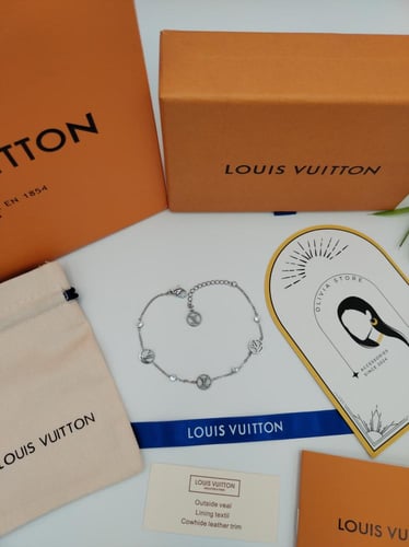 اسوارة لويس فيتون مع الملحقات