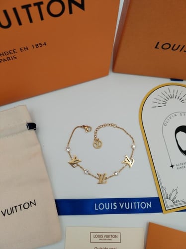 اسوارة لويس فيتون مع الملحقات