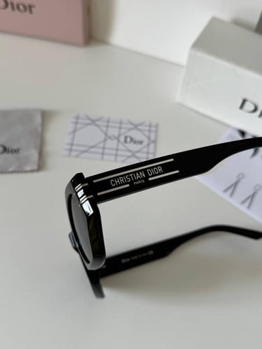 نظارة ديور مع الملحقات