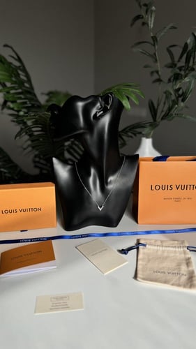 طقم سلسال وحلق لويس فيتون