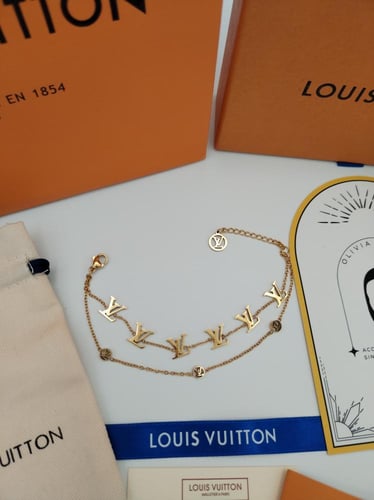 اسوارة لويس فيتون مع الملحقات