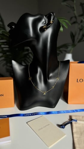 طقم سلسال وحلق لويس فيتون