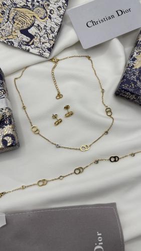 طقم سلسال وحلق واسوارة ديور مع الملحقات