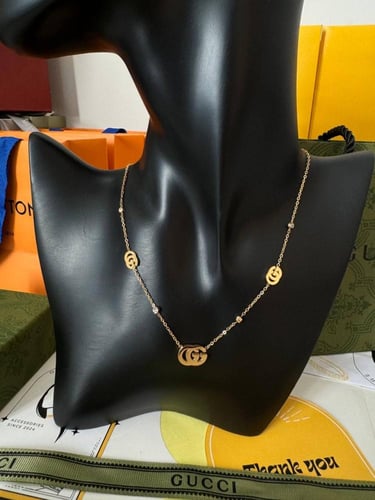 طقم سلسال وحلق قوتشي