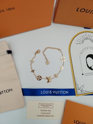 اسوارة لويس فيتون مع الملحقات