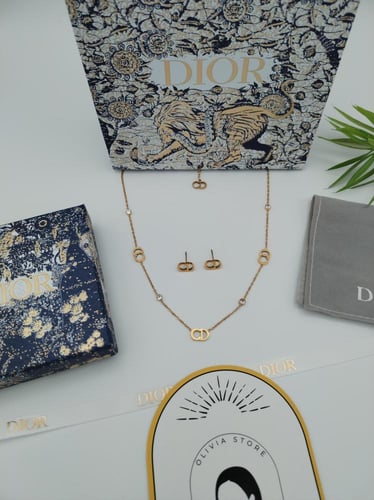 طقم سلسال وحلق واسوارة ديور مع الملحقات