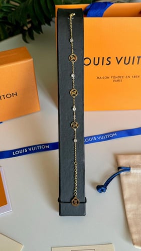 اسوارة لويس فيتون مع الملحقات