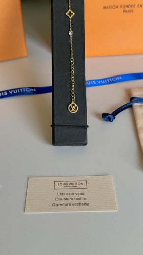 اسوارة لويس فيتون مع الملحقات