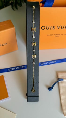 اسوارة لويس فيتون مع الملحقات