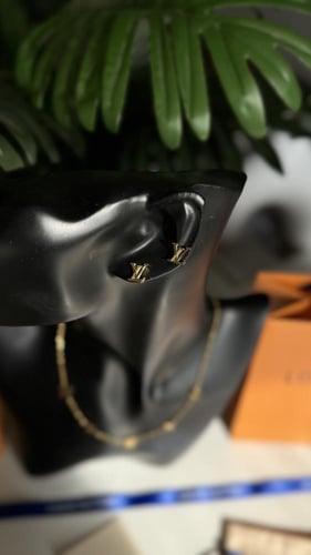 طقم سلسال وحلق لويس فيتون