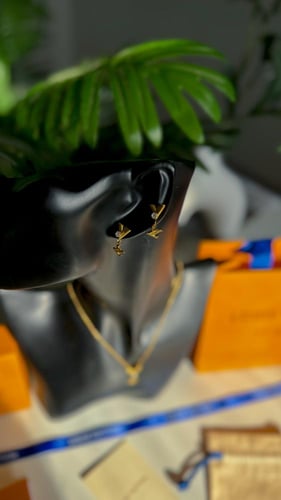 طقم سلسال وحلق لويس فيتون