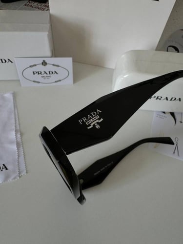 نظارة برادا مع الملحقات