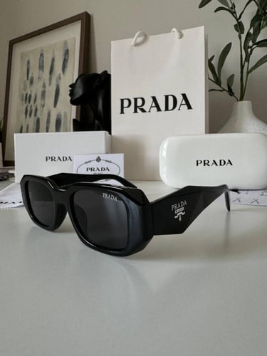 نظارة برادا مع الملحقات