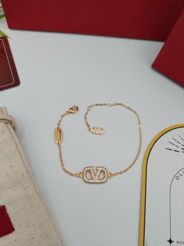 اسوارة فالنتينو مع الملحقات