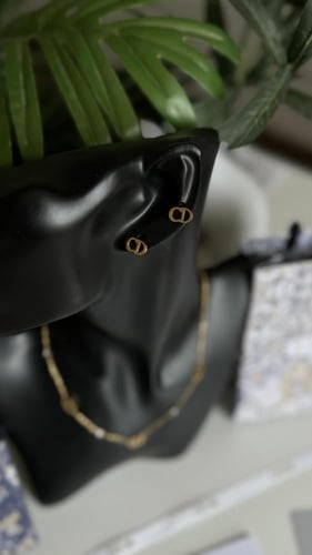 طقم سلسال وحلق واسوارة ديور مع الملحقات