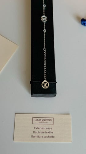 اسوارة لويس فيتون مع الملحقات