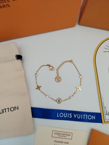 اسوارة لويس فيتون مع الملحقات