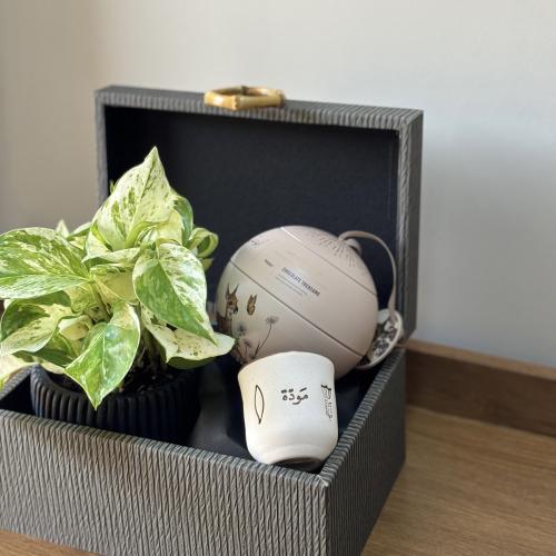 ستاند يحتوي على مبخر وعود وزعفران وعلب بعبارة رمضا...