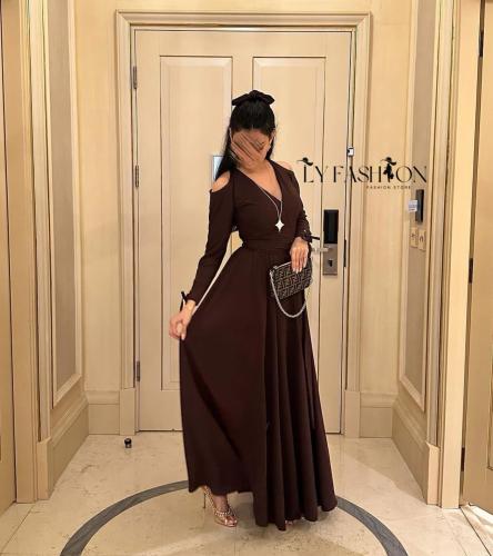فستان سهرة بني بأكمام طويلة