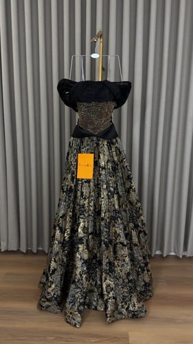 فستان سهرة أسود بتطريز ذهبي يدوي راقي