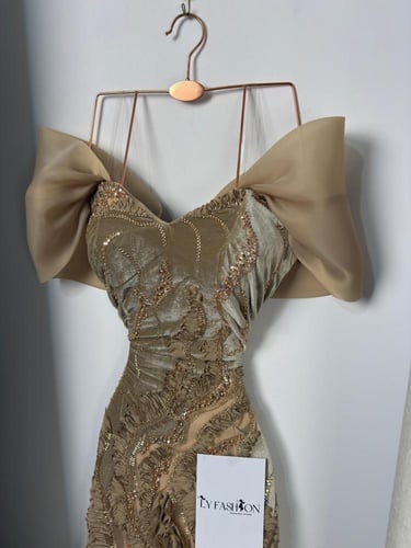 فستان سهرة بتطريز يدوي دقيق