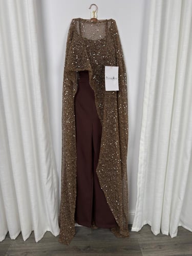 طقم جمبسوت من قطعتين بنطلون بني وكيب ذهبي مكشوك با...