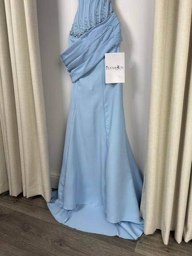 فستان سهرة سماوي بتطريز يدوي