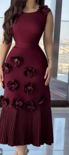 فستان سهرة مزين بورود وكسرات