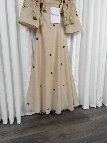 جلابية بيج مطرزة بتفاصيل دقيقة ناعمة