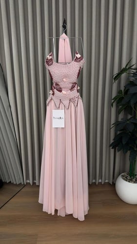 فستان سهرة لحمي مرصع لوول