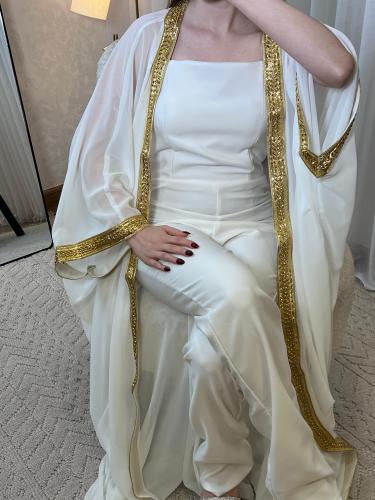 جمبسوت مع بشت حرير مطرز ذهبي