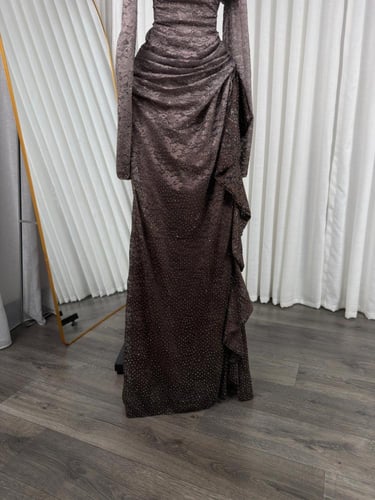 فستان سهرة بأكمام طويلة