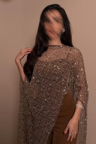 طقم جمبسوت من قطعتين بنطلون بني وكيب ذهبي مكشوك با...