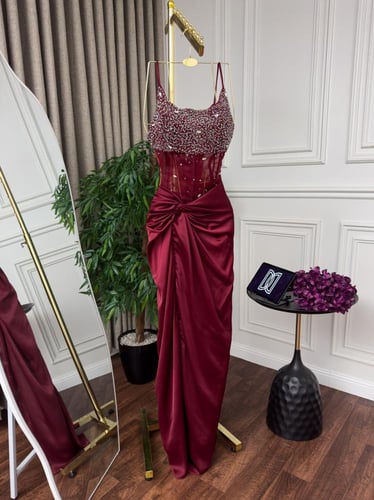 فستان سهرة كحلي بصدرية مطرزة