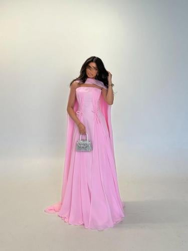 فستان ناعم وردي معا شال فخم