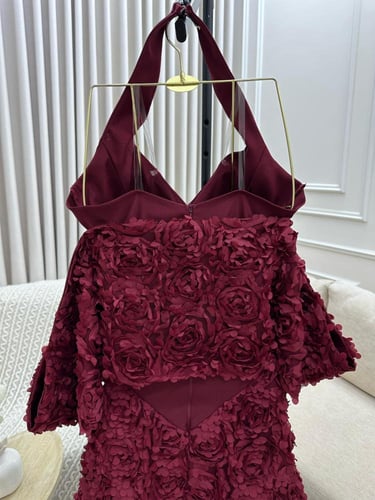 فستان سهرة برغندي بتصاميم راقي