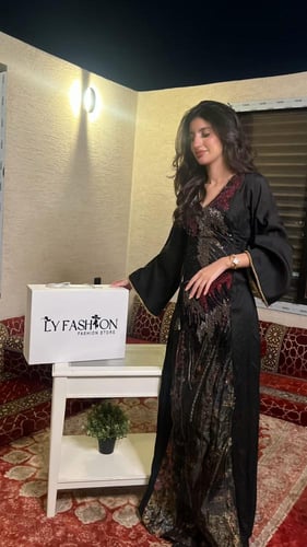 جلابية أسود بتطريز يدوي دقيق