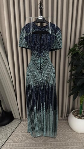 فستان سهرة من قطعتين بتطريز دقيق