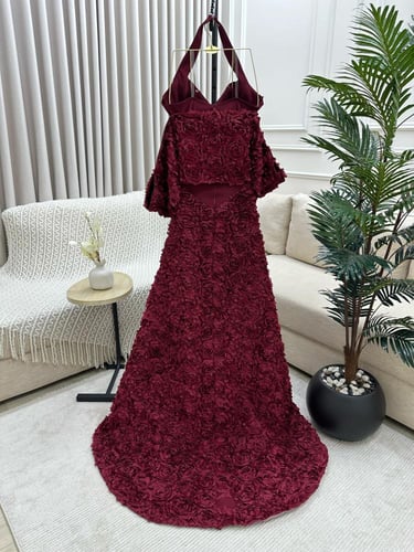 فستان سهرة برغندي بتصاميم راقي