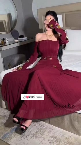 فستان مكشوف الكتفين