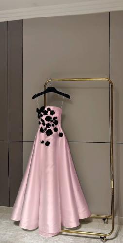 فستان بنك ميكادو واقف