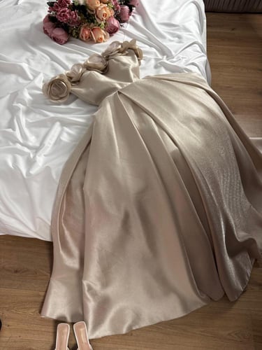 فستان سهرة فخم مورد