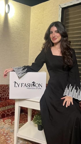 فستان ناعم اسود بأكمام مطرزة كمبيوتر