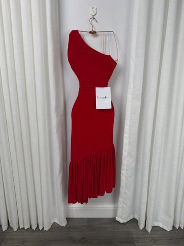 فستان أحمر ضيق مزموم بالكامل